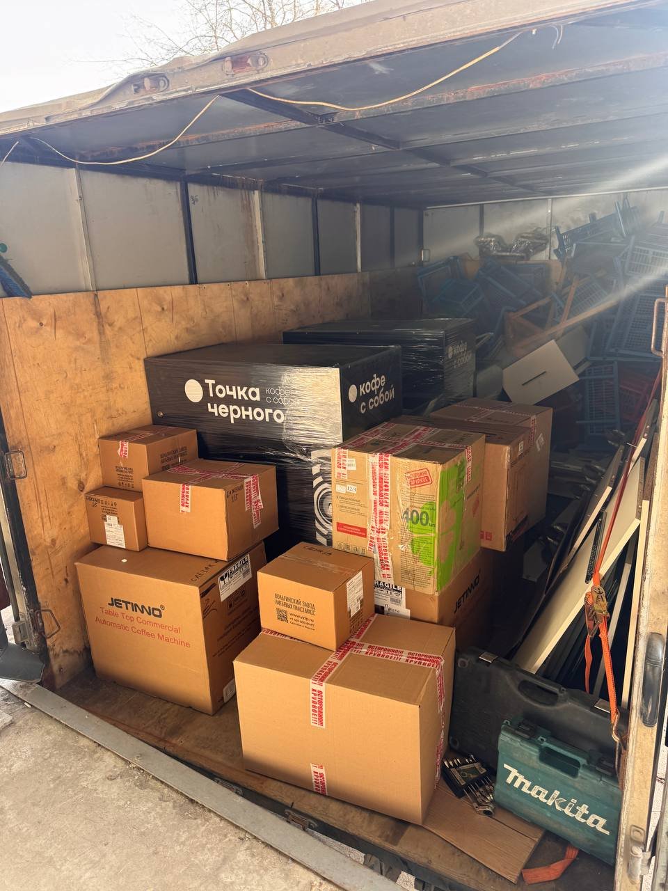 упакованное оборудование и расходники в кузове грузовика перед доставкой партнёру
